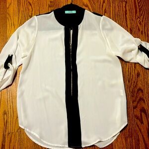 Karlie black and white zipper blouse with 3/4 sleeves. Size S. 100% Polyester